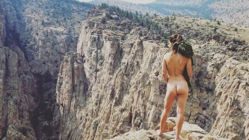 Нова мода в пътешествията: Да си развееш голия задник на най-красивите места по света (СНИМКИ 18+)