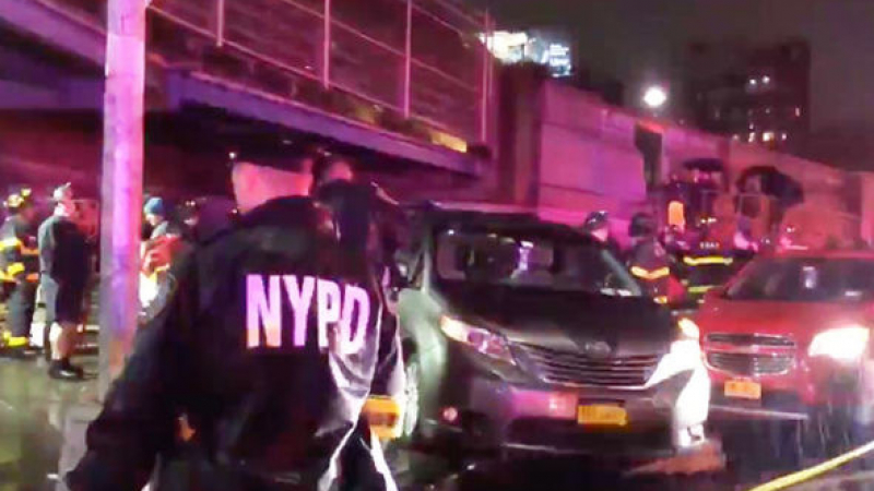 Кола се вряза в тълпа от пешеходци в Ню Йорк (ВИДЕО)