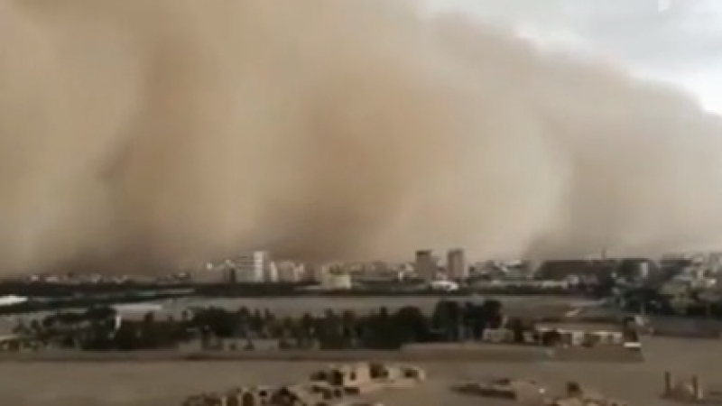 Шокиращи кадри: Гигантска пясъчна вълна погълна цял град (ВИДЕО) 