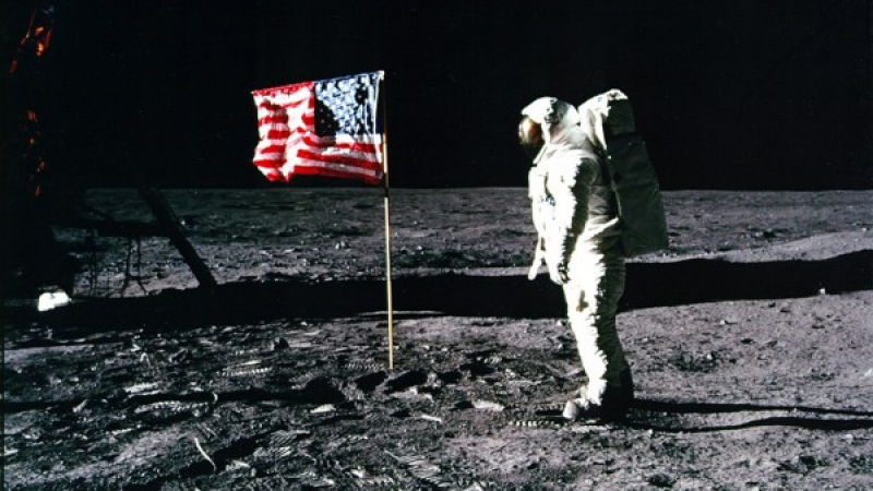Рогозин се забърка в космически скандал, ще проверява дали американците действително са били на Луната