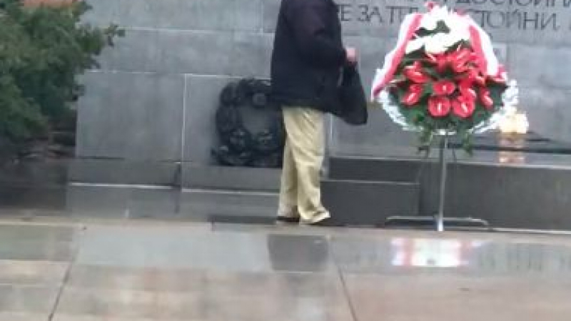 Не е за вярване каква простотия направи този старец пред Паметника на незнайния воин (ВИДЕО)
