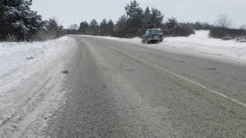АПИ разхвърля пясък и луга по пътищата и призова шофьорите да не пречат на снегорините 