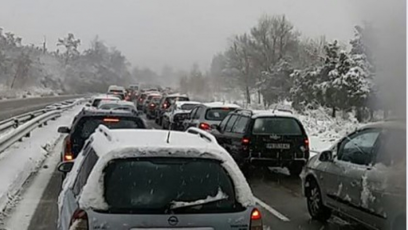 Кошмарни задръствания в половин България заради снега (СНИМКИ)