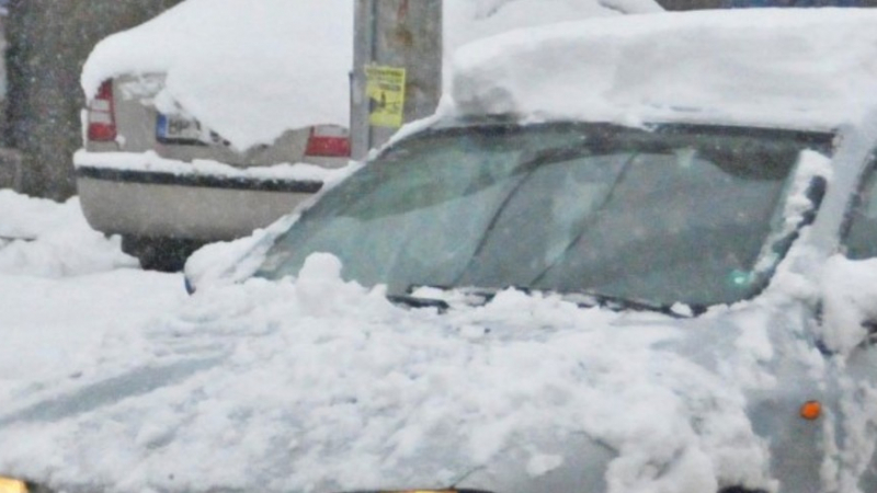 Кошмар и в Добрич! Сняг и лед блокираха автомобили 