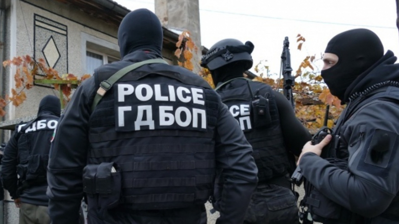 В Русе почерня от полиция! Намериха наркотици, оръжия и боеприпаси