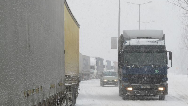 Лошото време блокира стотици камиони на „Дунав мост”