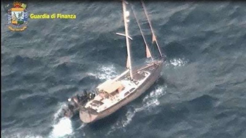 Задържаха двама българи, пренасяли с 19-метрова яхта 11 тона хашиш край Сицилия (СНИМКА/ВИДЕО)