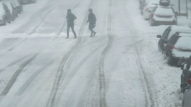 Студът скова Северна България, улици станаха пързалки