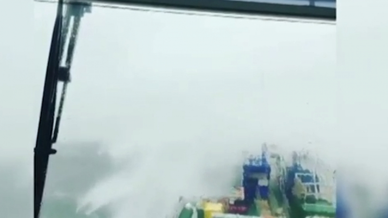 Невиждана по мощ буря бушува в Черно море, подхвърля корабите като играчки (ВИДЕО)