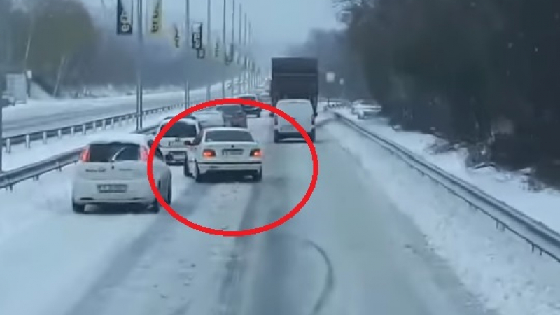Глупендер с БМВ дрифти в снега сред пъплеща колона от коли и си го отнесе заслужено! (ВИДЕО)