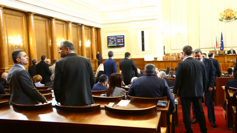 Парламентът удължи работното си време заради промените в Изборния кодекс и предложението за смяна състава на ЦИК