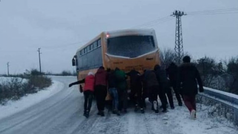 Докъде се докарахме: Ученици бутат автобуса си в леда в Силистренско (ВИДЕО)