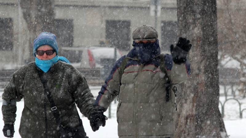 Сибирски студ сковава страната, затрупват ни дълбоки преспи сняг 