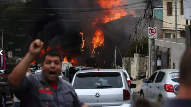 Частен самолет се стовари върху къщи в Бразилия, всичко е в пламъци (СНИМКИ/ВИДЕО)