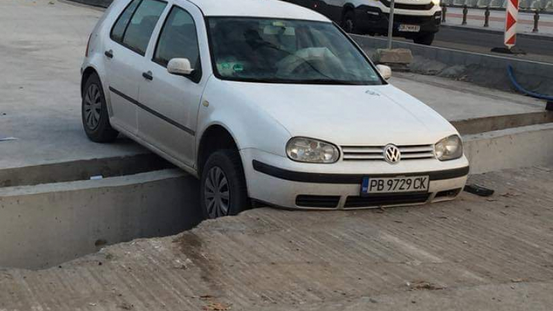 Кола влезе до половината в огромен трап на най-натоварения пловдивски булевард (СНИМКА)