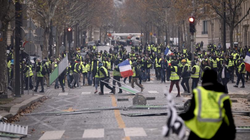 Франция се готви за деветия протест на "жълтите жилетки", 80 000 полицаи са на пост