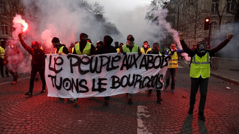 Откраднаха полицейски автомат при безредиците в Париж