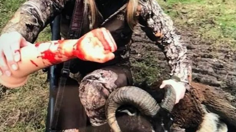 Американка позира с мъртва коза и кървава сексиграчка и вбеси цяла Шотландия (ВИДЕО/СНИМКИ)