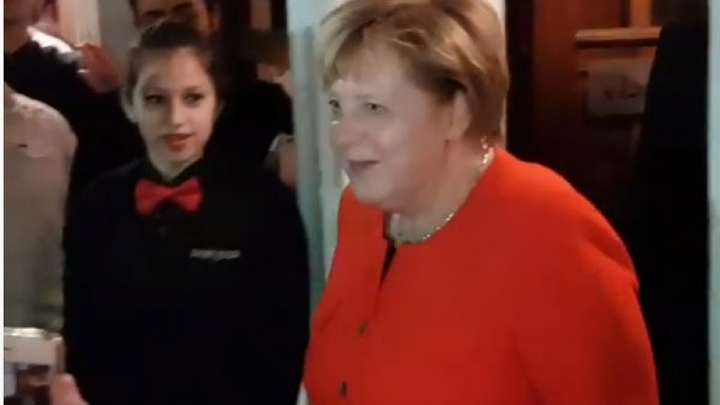 Меркел втрещи всички с поведението си - тръгна сред простосмъртните в Буенос Айрес, за да търси мръвка говеждо (СНИМКИ/ВИДЕО)