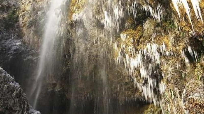 Туристи онемяха от гледката, която се разкри пред тях край Скакавишки водопад (СНИМКИ)