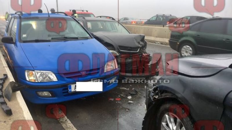 Тежка верижна катастрофа с 10 коли в Бургас (СНИМКА)
