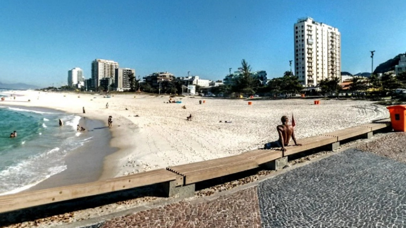 Да се разходиш из плажовете на Рио от край до край - нелека задача, но си заслужава