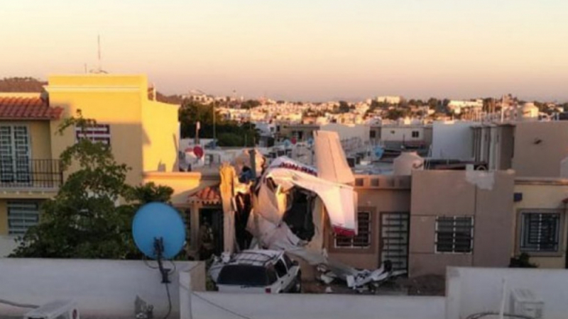 Малък самолет рухна върху жилищна сграда в Мексико, има загинали (СНИМКИ/ВИДЕО)