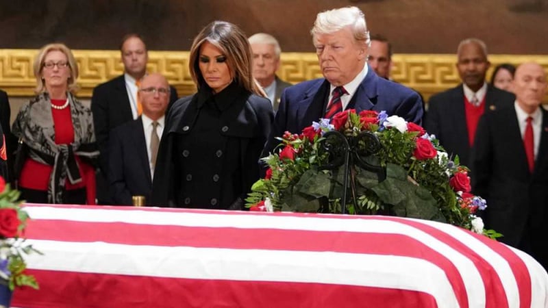 Тръмп и Мелания отдадоха последна почит на президента Джордж Буш-старши (СНИМКИ/ВИДЕО)