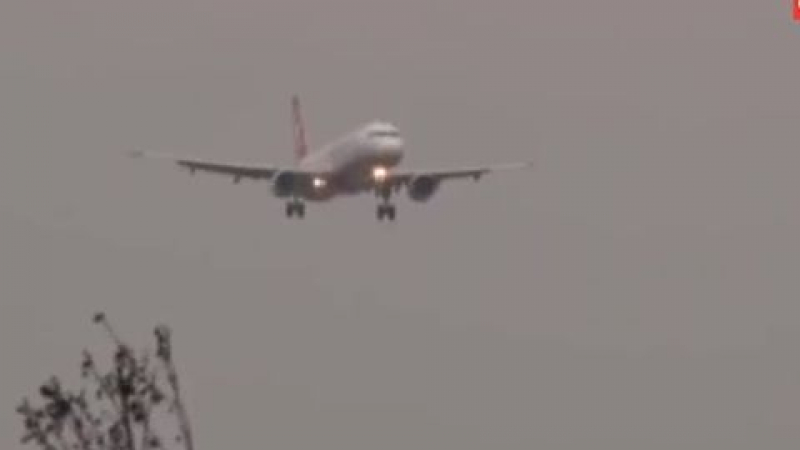 Страховити ветрове подхвърлят самолетите като играчки на летището в Истанбул (ВИДЕО) 