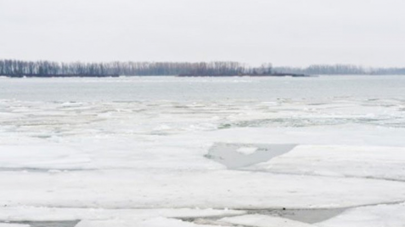 Дебел лед скова езерото "Сребърна" 