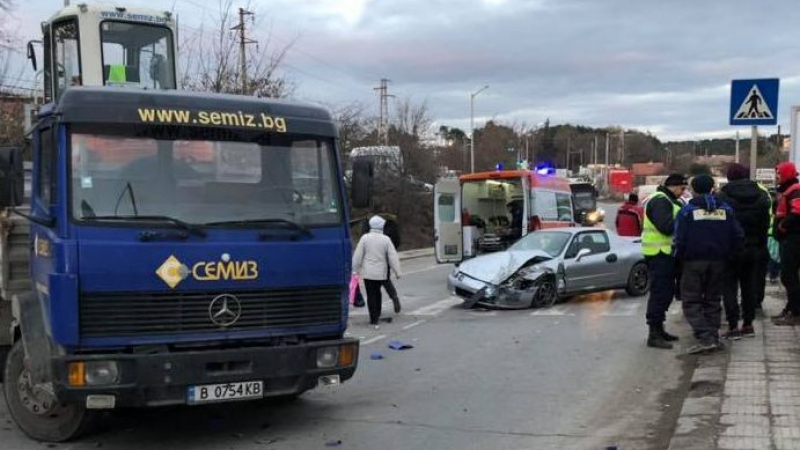 Извънредно! Страшна катастрофа с 4 трупа в меле с 11 автомобила край Пазарджик 
