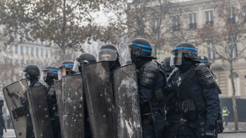Френската полиция трепери от страх, затвориха Айфеловата кула