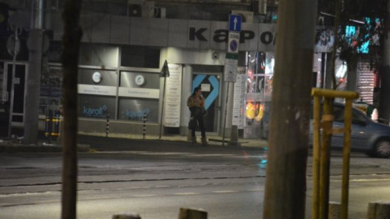 Общински съветник от БСП ходи нощем при травеститите на площад "Македония", за да ги... (СНИМКА/ВИДЕО)