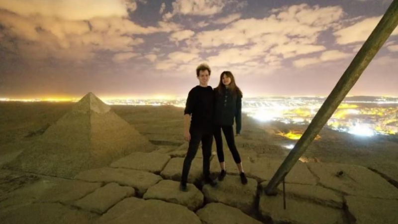 Мъж и жена се качиха на Хеопсовата пирамида и направиха нещо немислимо (ВИДЕО)