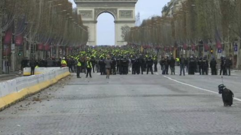 „Жълтите жилетки” вдигат барикади по улиците на Париж (ВИДЕО)