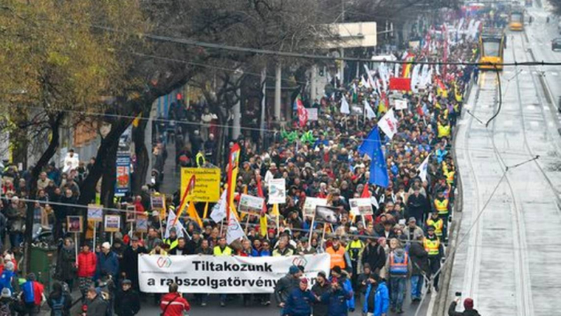 Ще се появят ли "жълтите жилетки" и в Унгария? Хиляди се вдигнаха на протести срещу промени в трудовото законодателство