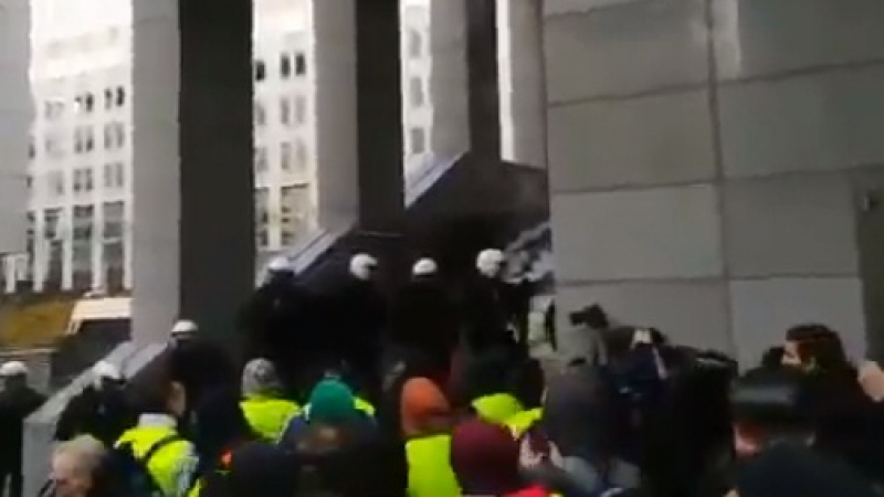 Щафетата "Жълти жилетки" се прехвърли и в Брюксел! Протестиращи опитват да нахлуят в Европарламента (ВИДЕО)