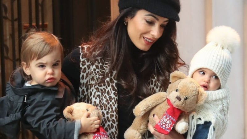 Успешна адвокатка, съпруга и майка: Амал Клуни най-накрая показа близнаците си (СНИМКИ)
