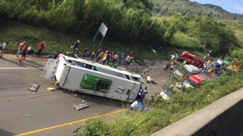 Автобус с баскетболен отбор катастрофира в Колумбия, има множество загинали (ВИДЕО 18+)