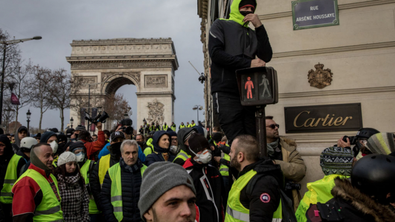Франция чака със затаен дъх речта на Еманюел Макрон след погрома на „жълтите жилетки“ 