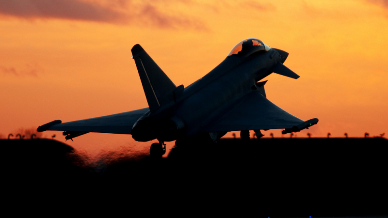 Екшън в небето: Британски изтребители „Тайфун“ излетяха по тревога заради 3 руски бомбардировача 