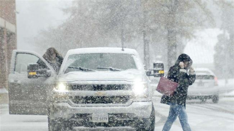Започнаха поразиите: Снежната буря блокира път край Русе