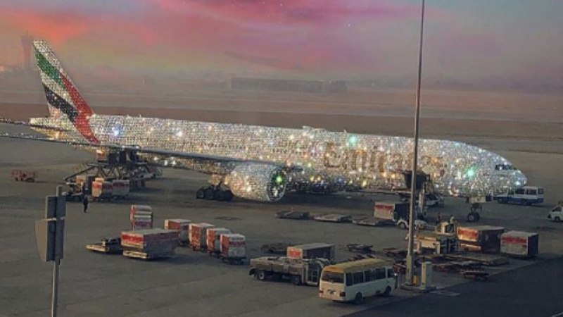 Потребители побесняха след СНИМКА на диамантен самолет на Emirates