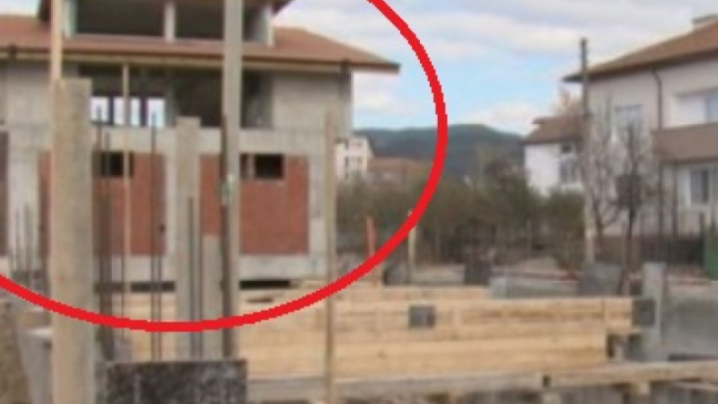 Идиотията продължава, а архитектурното чудо, което сащиса цяла България, се "размножи" (СНИМКИ)
