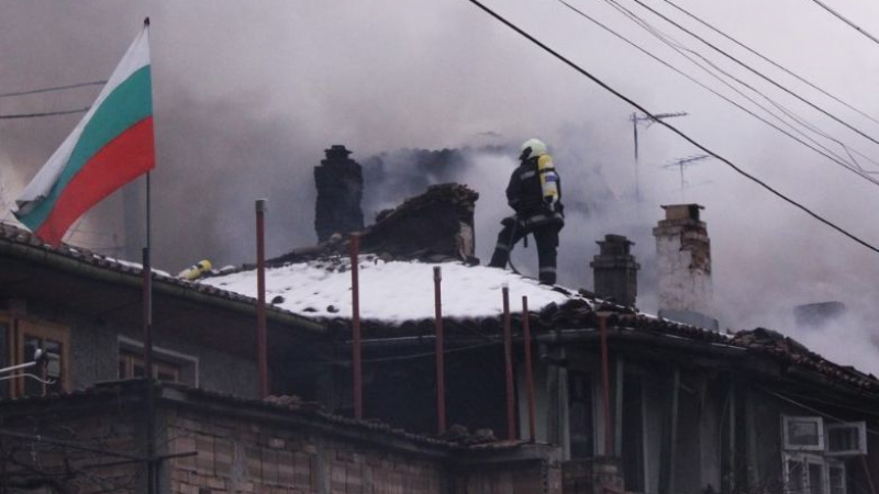 Страшен пожар бушува във Велико Търново, чу се взрив (СНИМКИ) 