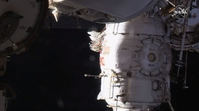 NASA излъчва НА ЖИВО: Космонавти търсят дупка в обшивката на МКС!