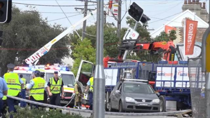Инцидент на автобусна спирка в Сидни, има загинал и ранени (СНИМКИ)