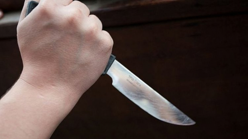 Тийнейджър наръга опонента си с нож за хранене в кръчма в Попово