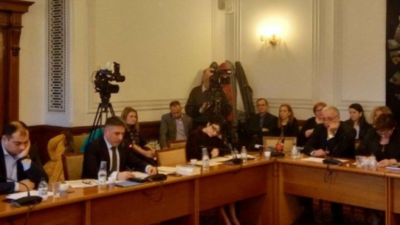 Правната комисия се зае да минимизира щетите нанесени от Лозан Панов (СНИМКИ)