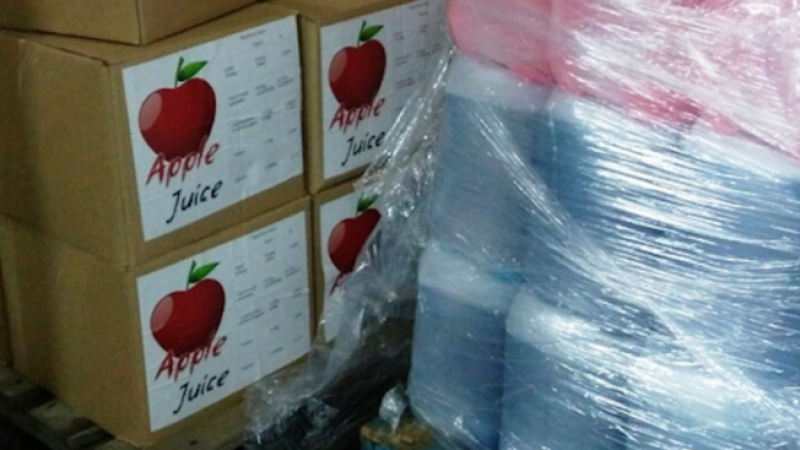 Митничари удариха 430 литра ракия, маскирана като ябълков сок (СНИМКИ)